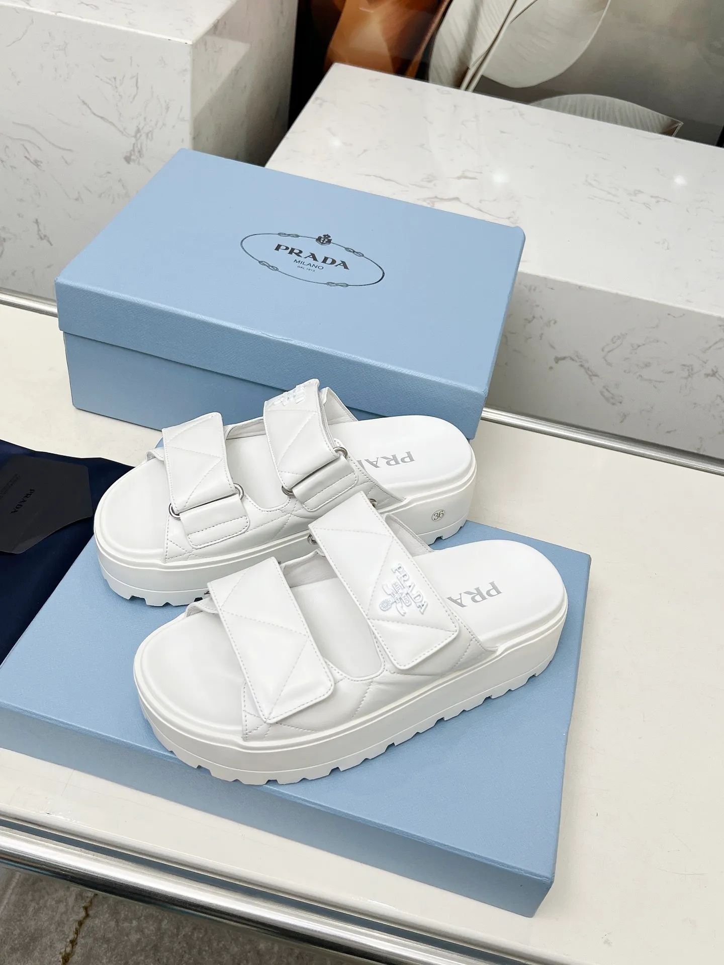 👟👟Ex-factory price 500👟👟 🌸Prada 2025 spring and summer new slippers 💫Velcro sandals The latest catwalk model, classic upgrades, comfort and fashionability coexist. Every color combination looks good, and the design matches different style needs ✅Upper: original customized cowhide ✅Inner lining: original customized sheepskin lining, cowhide feet ✅Outsole: Original molded anti-slip outsole ✅Number of codes: 35-40 (41 customized, non-refundable and non-exchangeable)